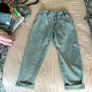 Zenana high rise mom jeans with stretchy waistband. Light wash. Size large.